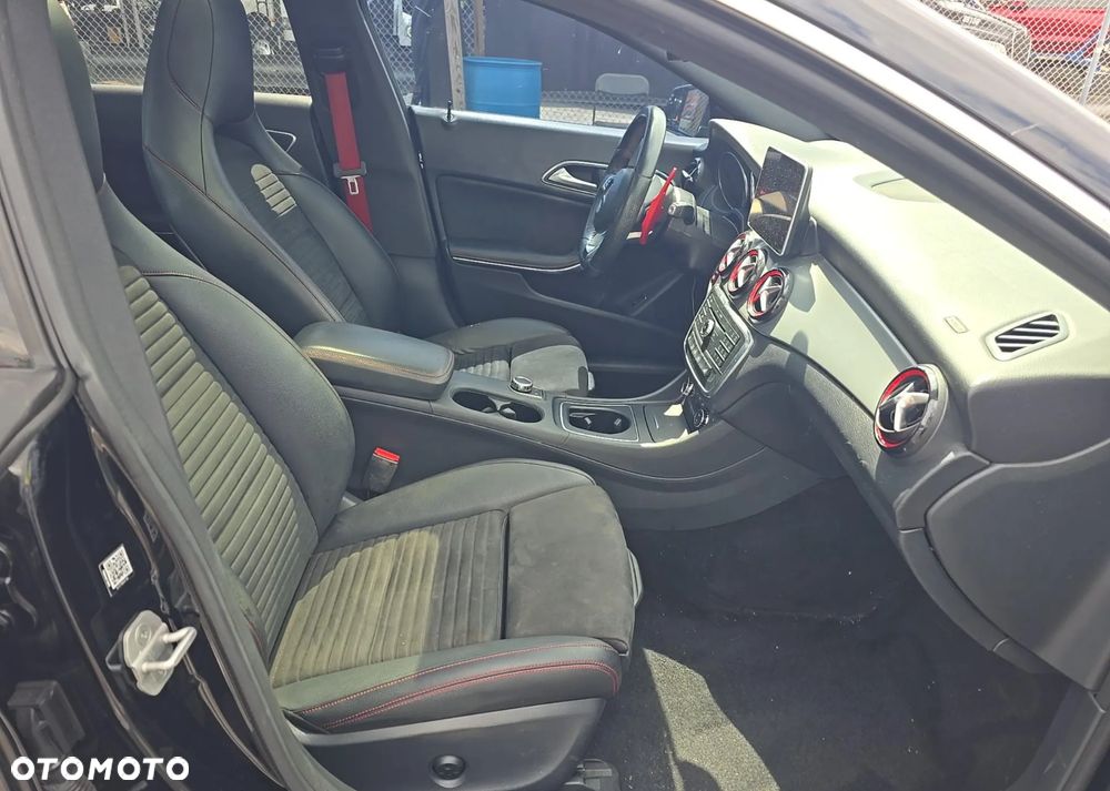 Mercedes-Benz CLA 250 4Matic 7G-DCT AMG Line - 14