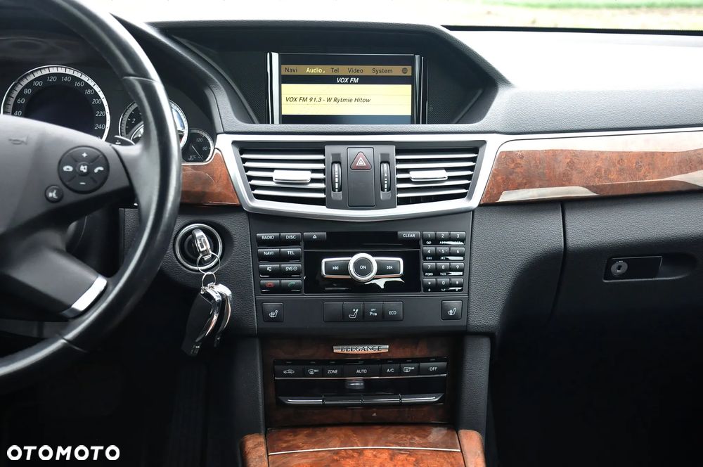 Mercedes-Benz Klasa E 250 CGI BlueEFFICIENCY 7G-TRONIC Elegance - 24