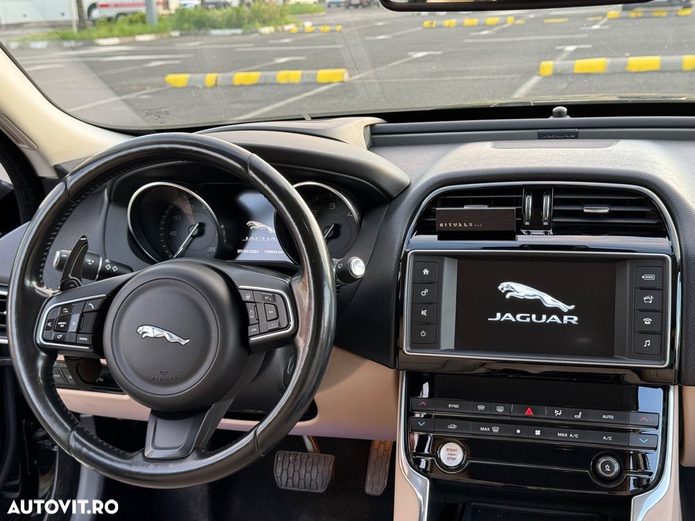 Jaguar XE 2.0 Prestige - 12