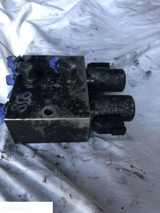 JCB 4CX - Rozdzielacz - 3