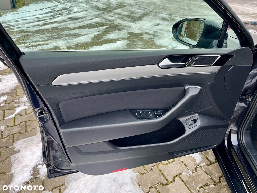 Volkswagen Passat Variant 2.0 TDI SCR DSG BlueMotion Comfortline - 22
