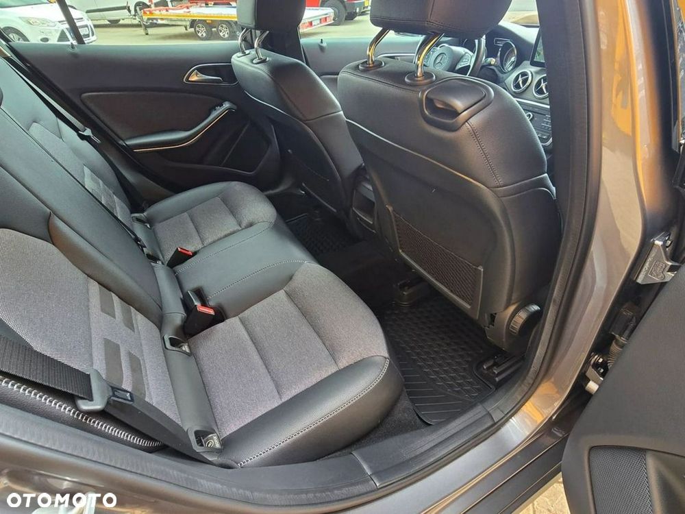 Mercedes-Benz GLA - 13