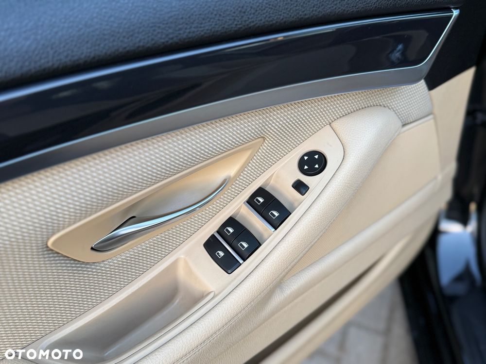 BMW Seria 5 520d xDrive - 12