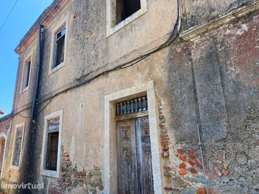 Grande moradia para recuperar, vistas desafogadas, São Gregório - Grande imagem: 2/18