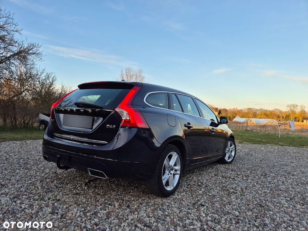 Volvo V60 D6 AWD Plug-in Hybrid R-Design Momentum - 3