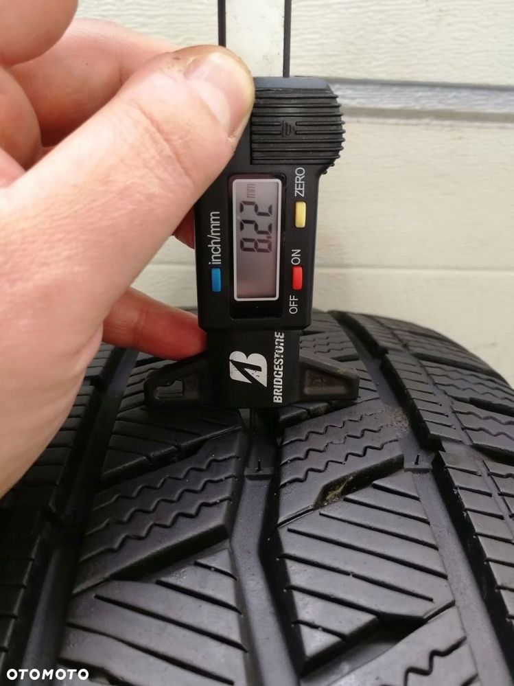 Opona zimowa 215/60 R 17C Hankook Winter Icept LV - 3