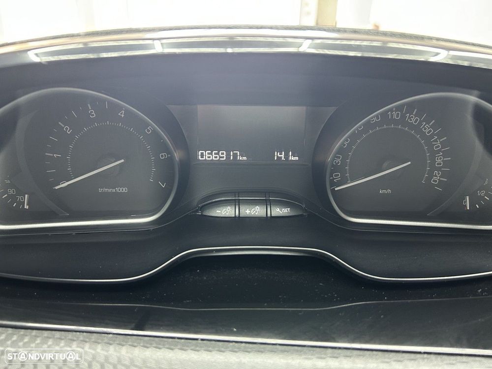Peugeot 2008 1.2 PureTech Allure - 17