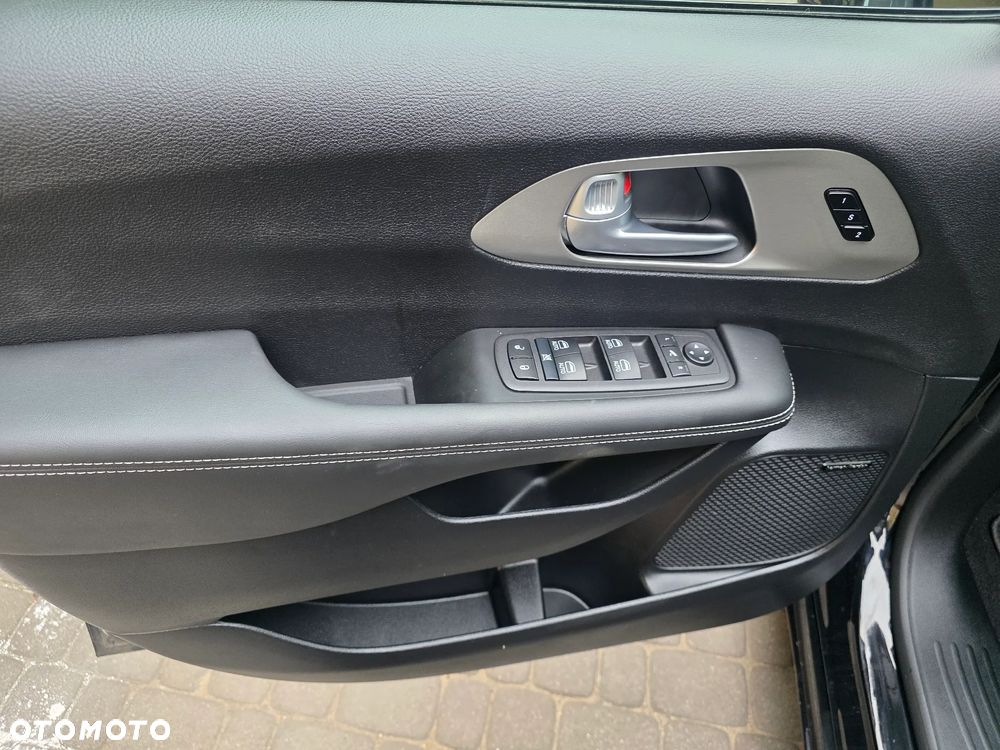 Chrysler Pacifica - 12