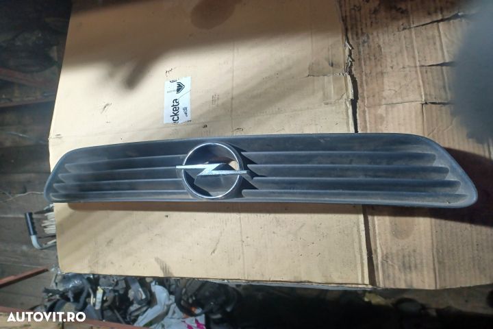 Grila bara fata centru Opel Astra G  [din 1998 pana  2009] wagon 5-usi 1.6 MT (101 hp) - 1
