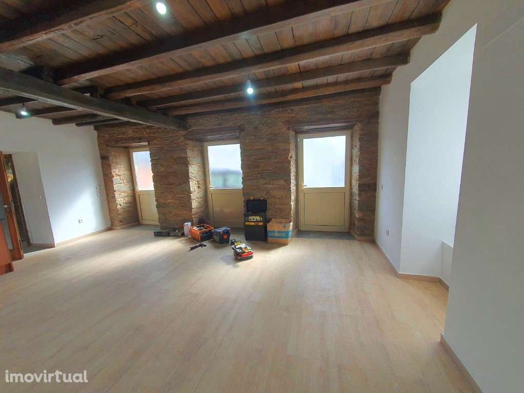 Moradia V4 em pedra totalmente remodelada - Amoreira Fundeira, Pamp... - Grande imagem: 2/21