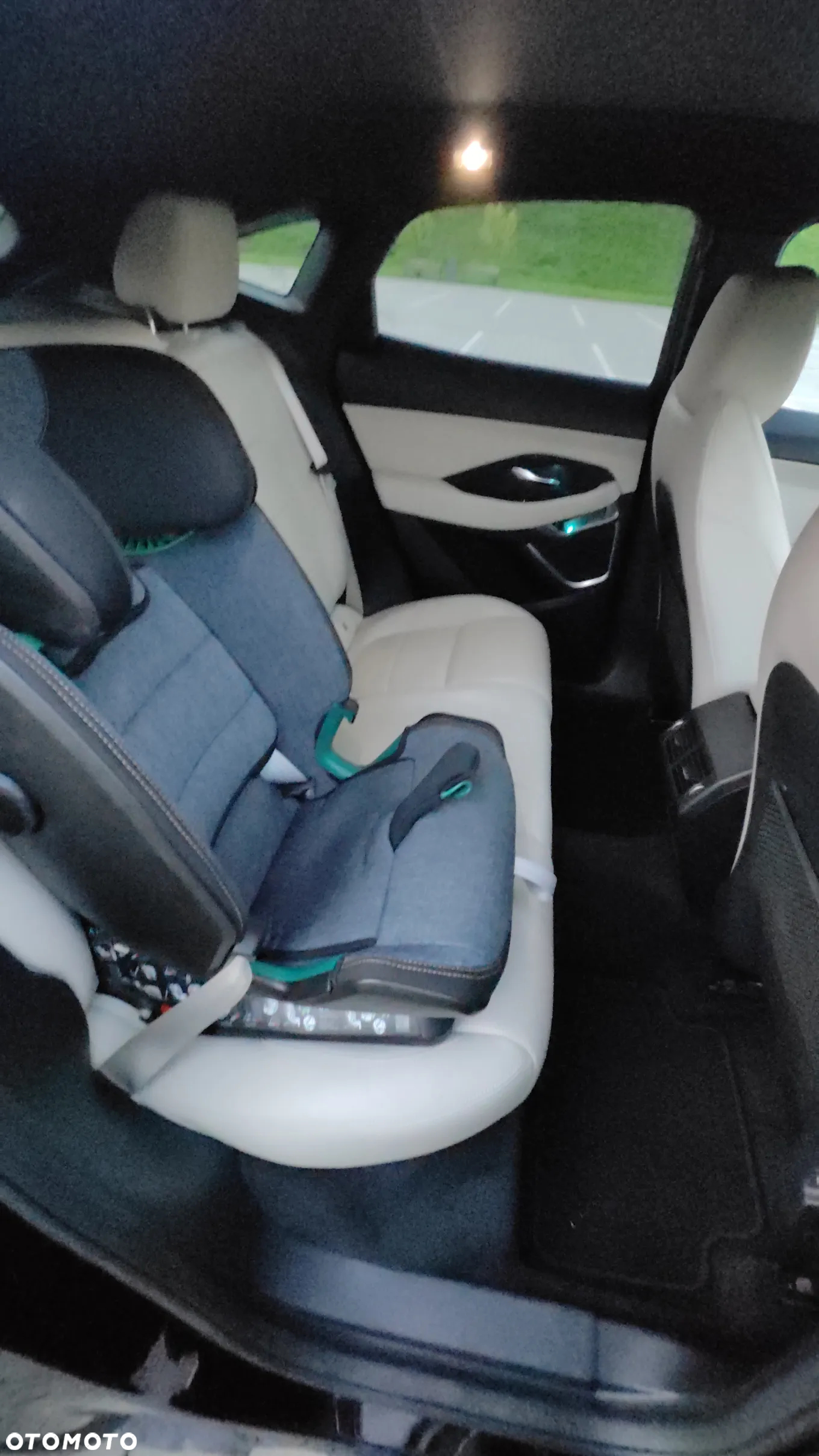 Jaguar E-Pace P300 AWD R-Dynamic SE - 9