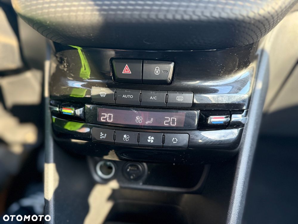 Peugeot 2008 1.2 Pure Tech Allure S&S - 28