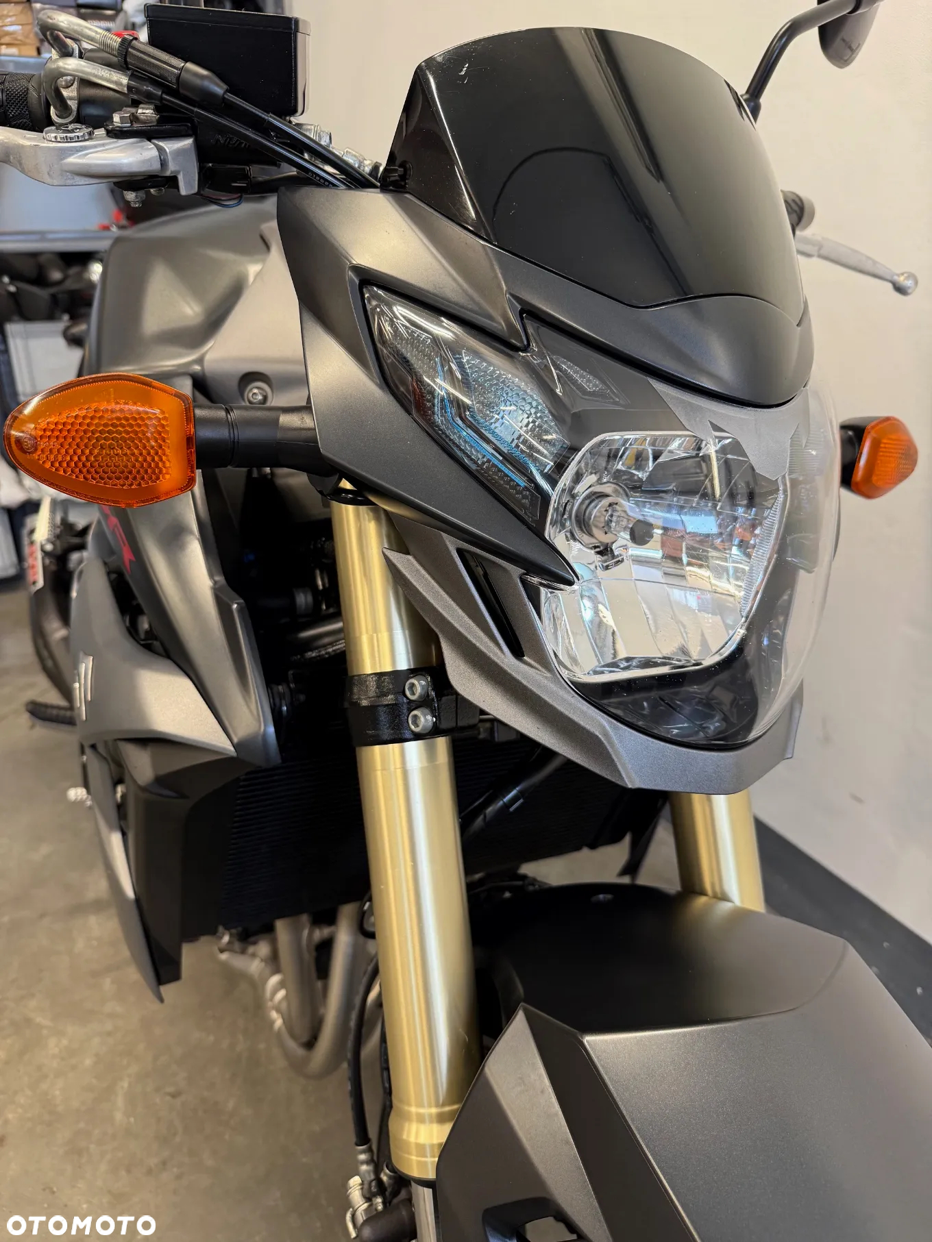 Suzuki GSR - 33