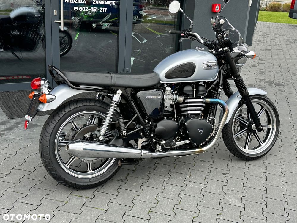 Triumph Bonneville - 4