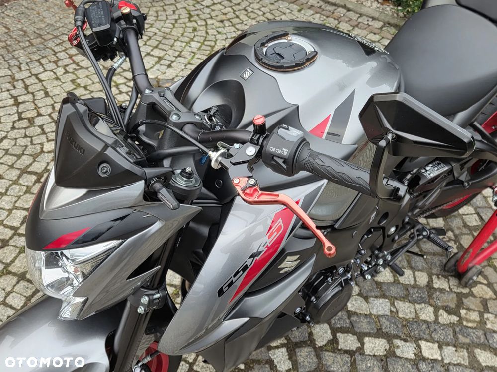 Suzuki GSX - 22