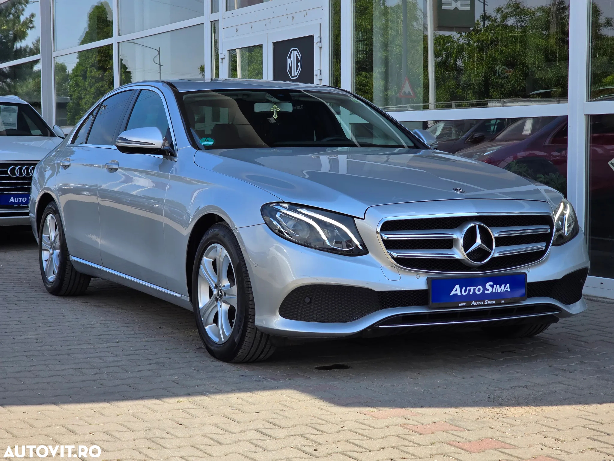 Mercedes-Benz E 200 4Matic 9G-TRONIC - 2