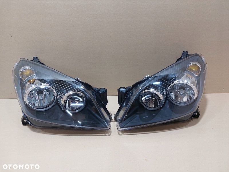 OPEL ASTRA H III 07-12 Reflektor lampa GTC CIEMNA - 1
