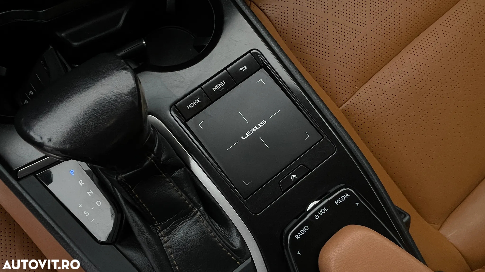 Lexus UX 250h 2.0L HEV 20H- (178 HP) 4X2 CVT Executive - 18