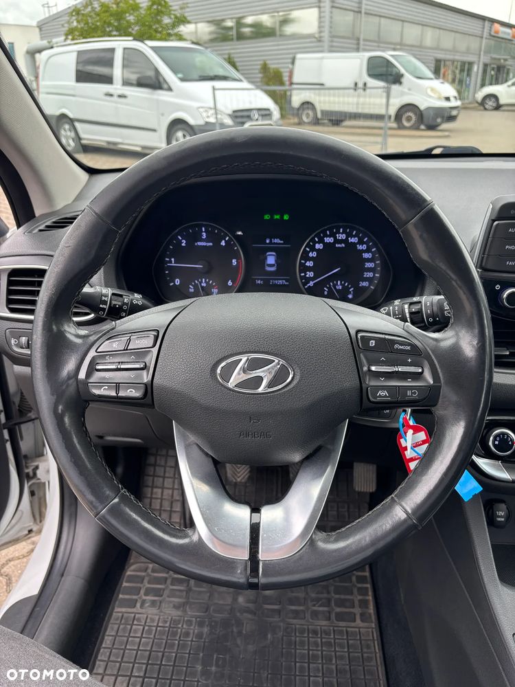 Hyundai i30 1.6 D Classic + - 17
