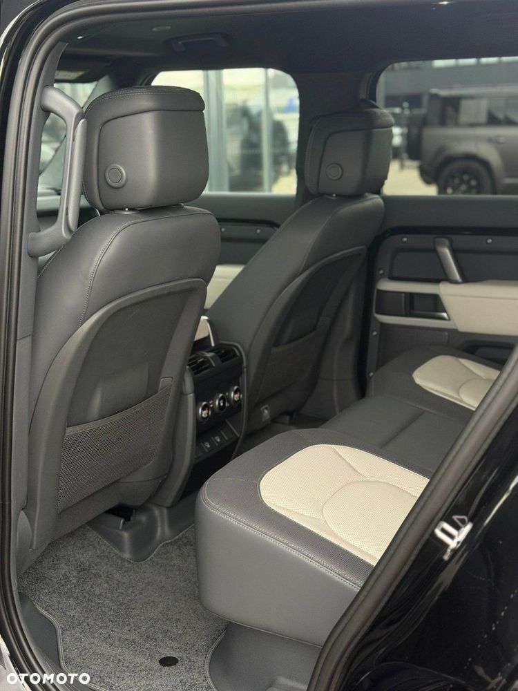 Land Rover Defender - 22