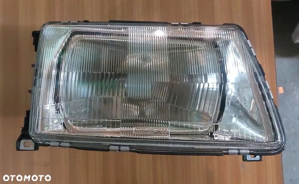 Reflektor prawy pasuje do Audi 100 - 6