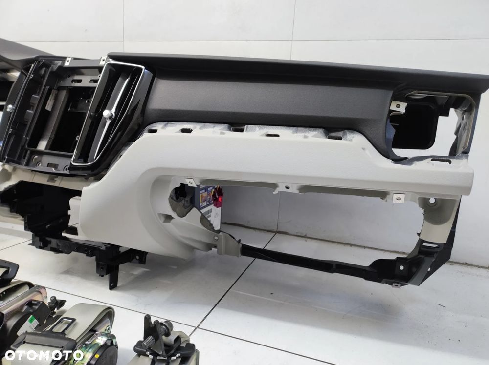 DESKA KONSOLA PODUSZKI PASY EU VOLVO XC60 II 2 2.0D - 4