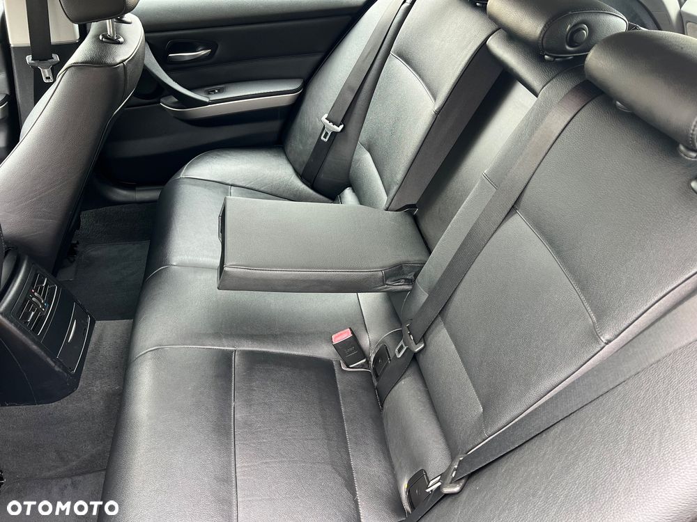 BMW Seria 3 320d DPF Touring - 13