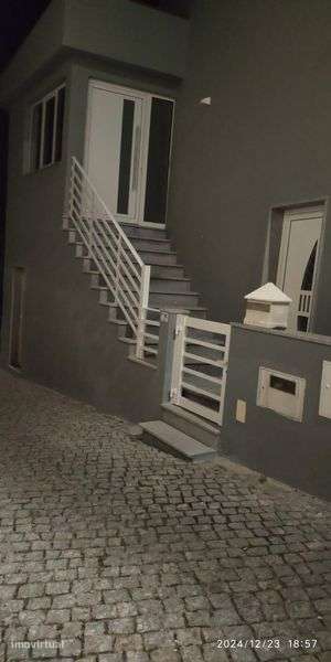Alugo rés do chão (T1) de casa renovada - Grande imagem: 2/6
