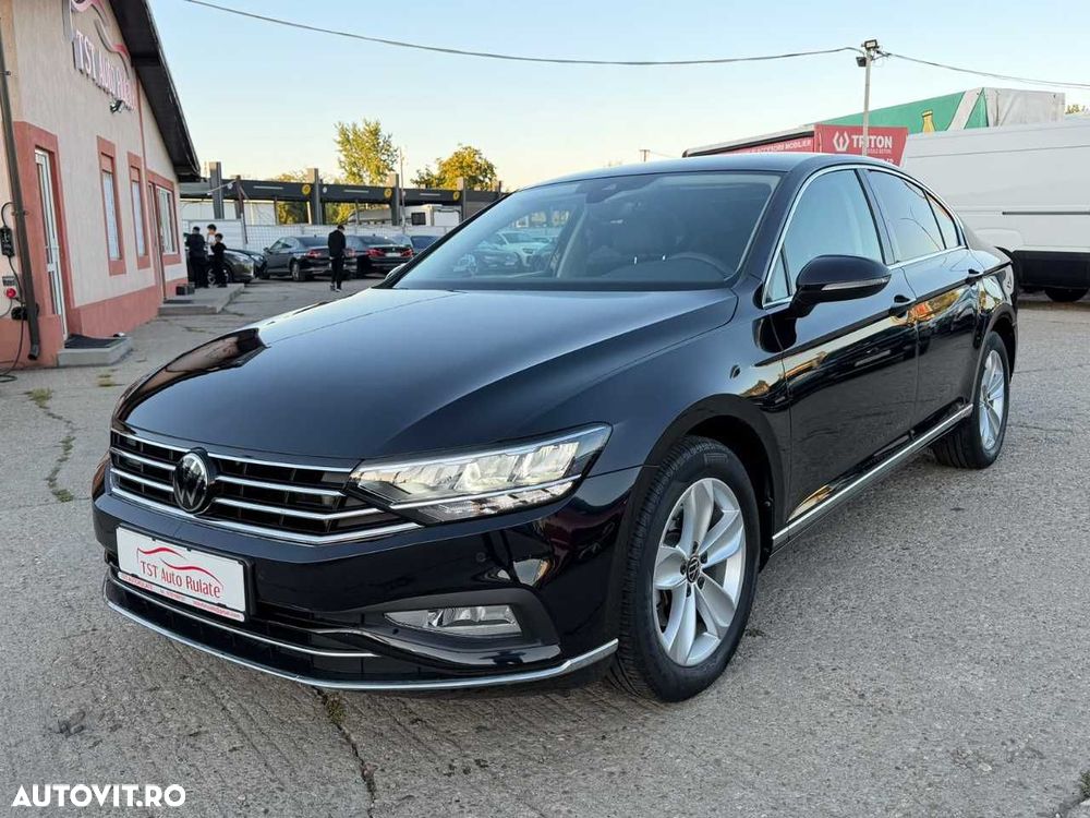 2022 Volkswagen Passat, photograph 2