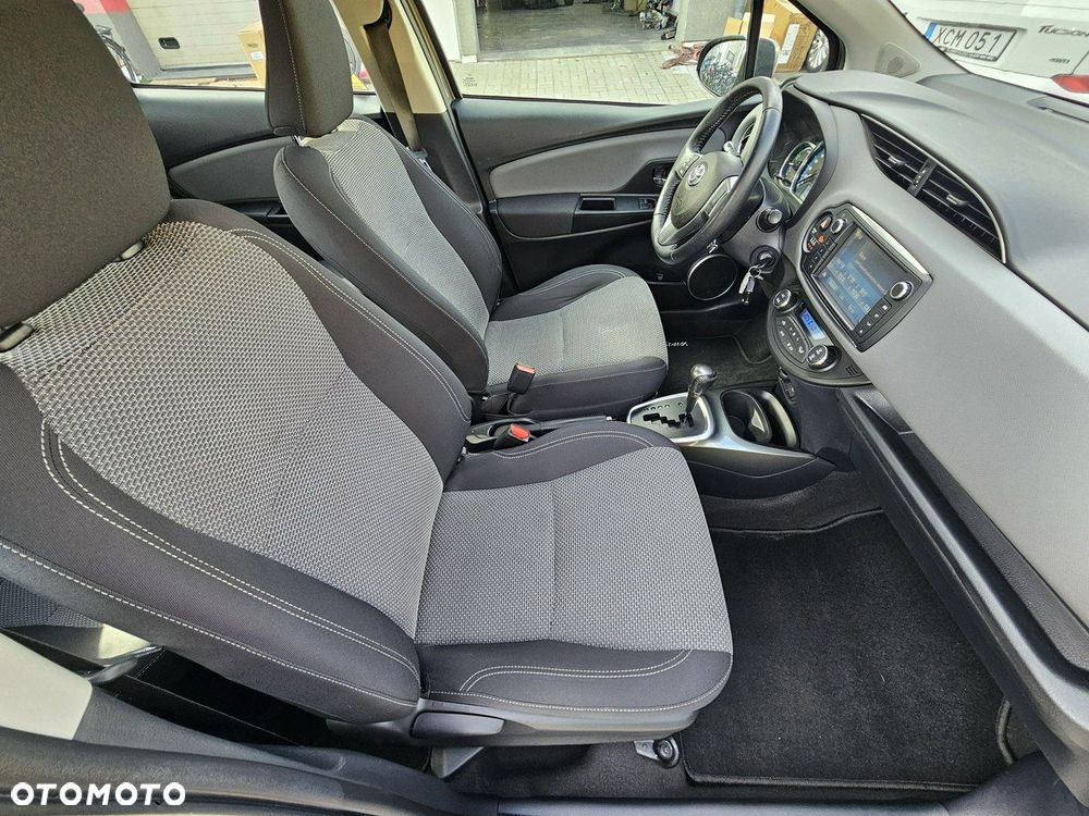 Toyota Yaris Hybrid 100 Business Edition - 12