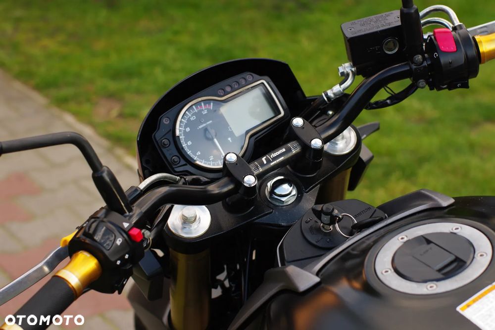 Suzuki GSR - 14