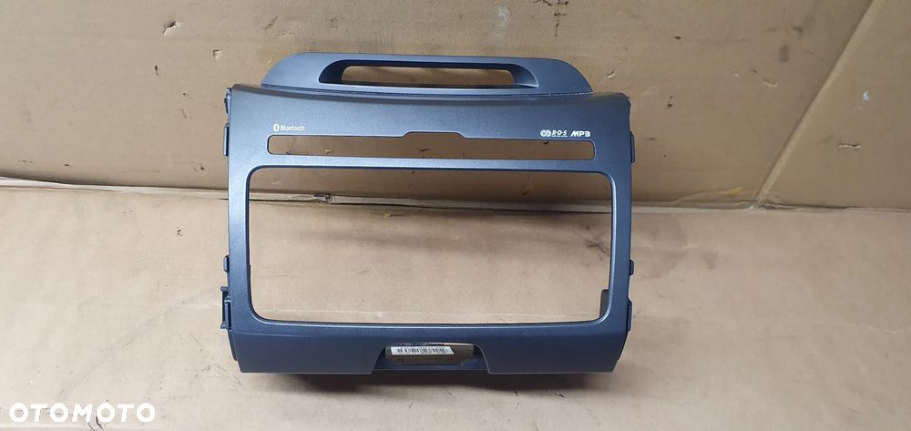 Ramka dekor radia konsoli Kia Sportage III U09781-3810 - 1