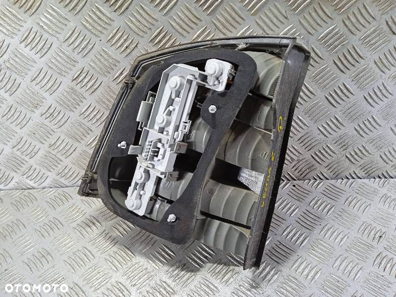 LAMPA PRAWA TYLNA OPEL VECTRA C - 2