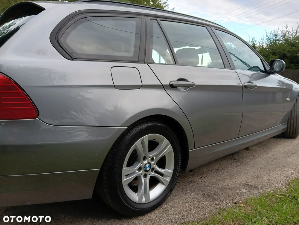 BMW Seria 3 318d DPF Touring - 12