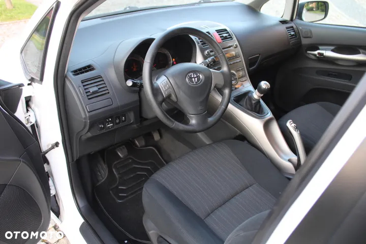 Toyota Auris 1.33 VVT-i Premium + - 19