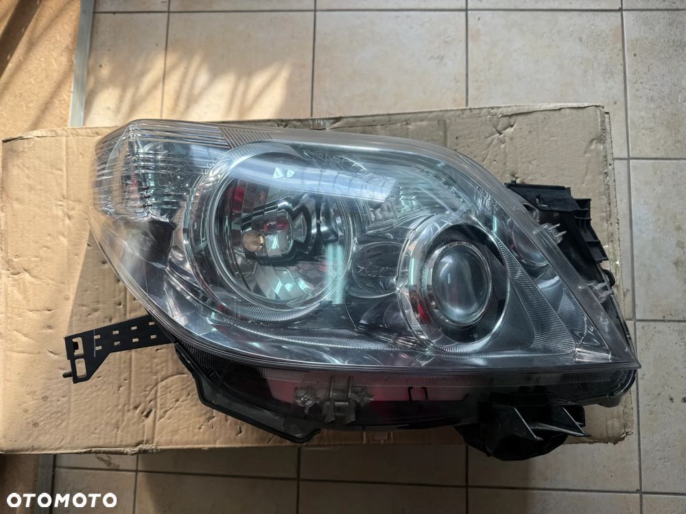 Reflektor / lampa przód przednia prawa Toyota Land Cruiser 150 - oryginalna - 1
