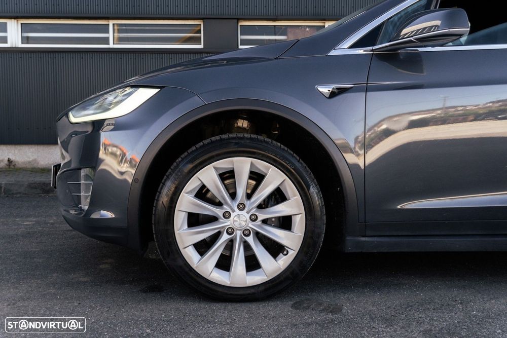 Tesla Model X - 31