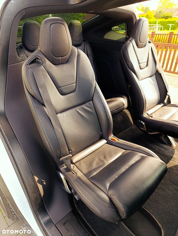 Tesla Model X - 21