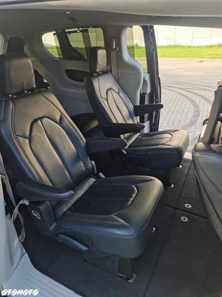 Chrysler Pacifica - 8