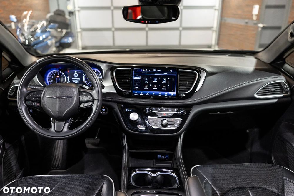 Chrysler Pacifica - 17