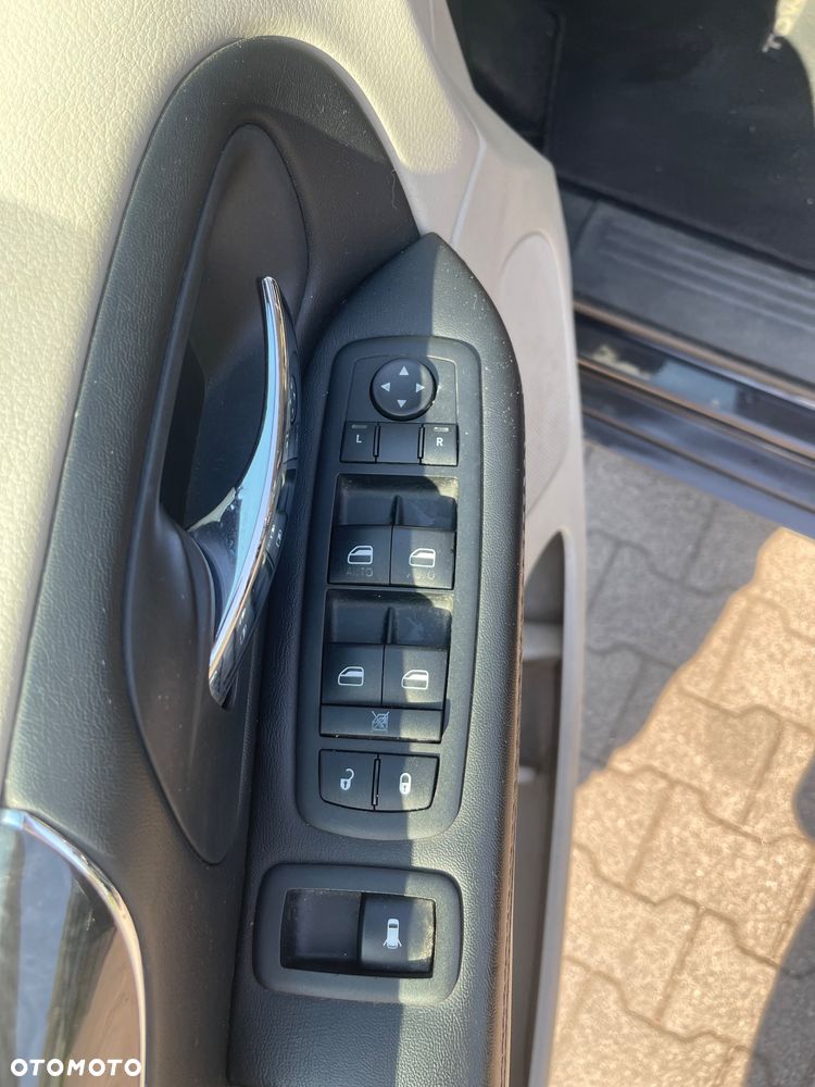 Chrysler Town & Country 3.6 Limited - 25