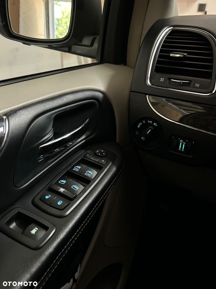 Chrysler Town & Country - 19