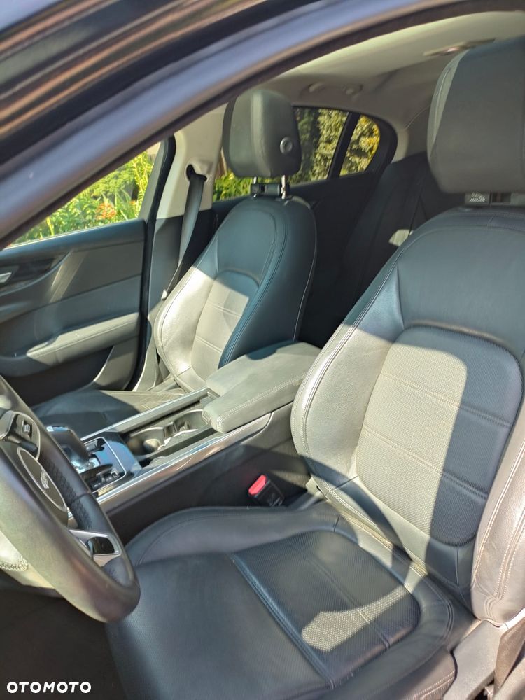Jaguar XE P250 S - 9