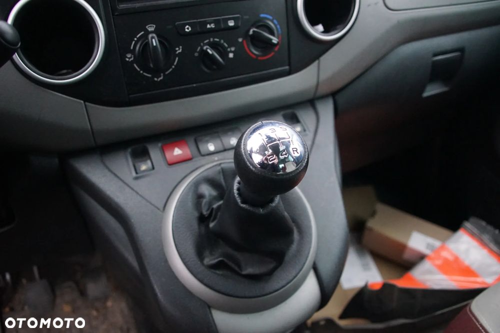 Auto na części - Citroen Berlingo II Multispace 1.6 VTI 120 KM 5F01 20DP56 KGP 2010R Silnik Skrzynia Drzwi Lusterko Zderzak Klapa Lampa Klamka Szyba Relingi Deska Kokpit Sterownik Moduł Czujnik Licznik Panel Wyświetlacz Kierownica - 15