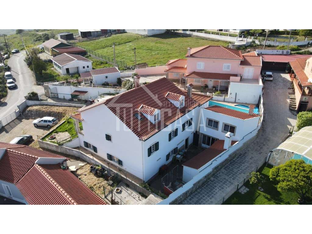 Moradia T3+2 com garagem de 195 m2, piscina e Sótão em Montemuro - Grande imagem: 4/26