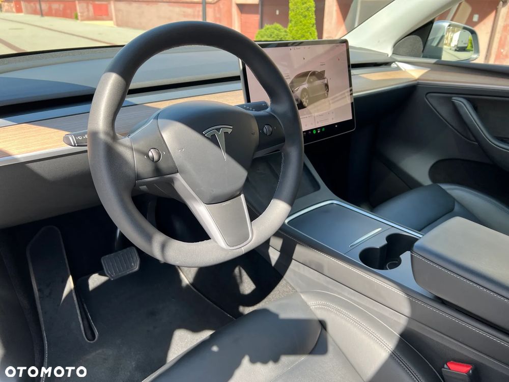Tesla Model Y - 14