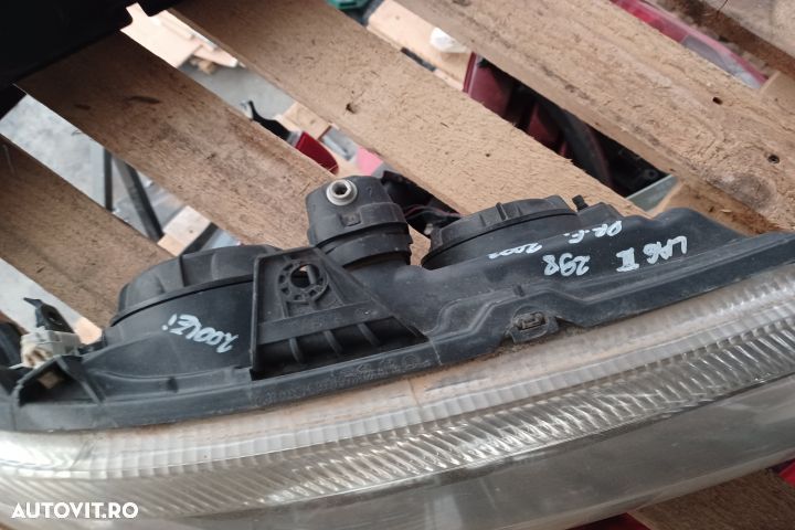 Far dreapta Renault Laguna 2  [din 2001 pana  2005] seria Liftback 1.8 MT (123 hp) - 2