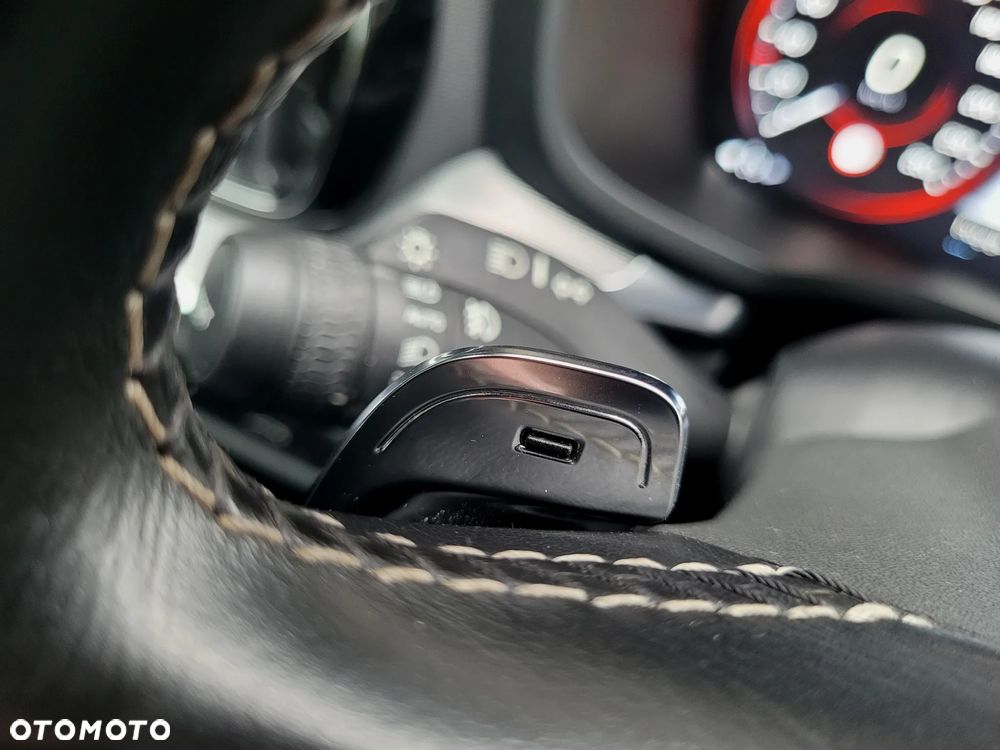 Volvo V60 T4 R-Design - 24