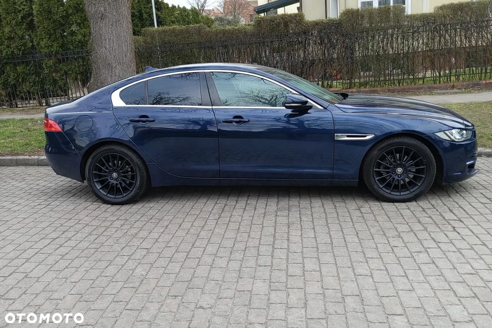Jaguar XE 2.0 D Prestige - 4