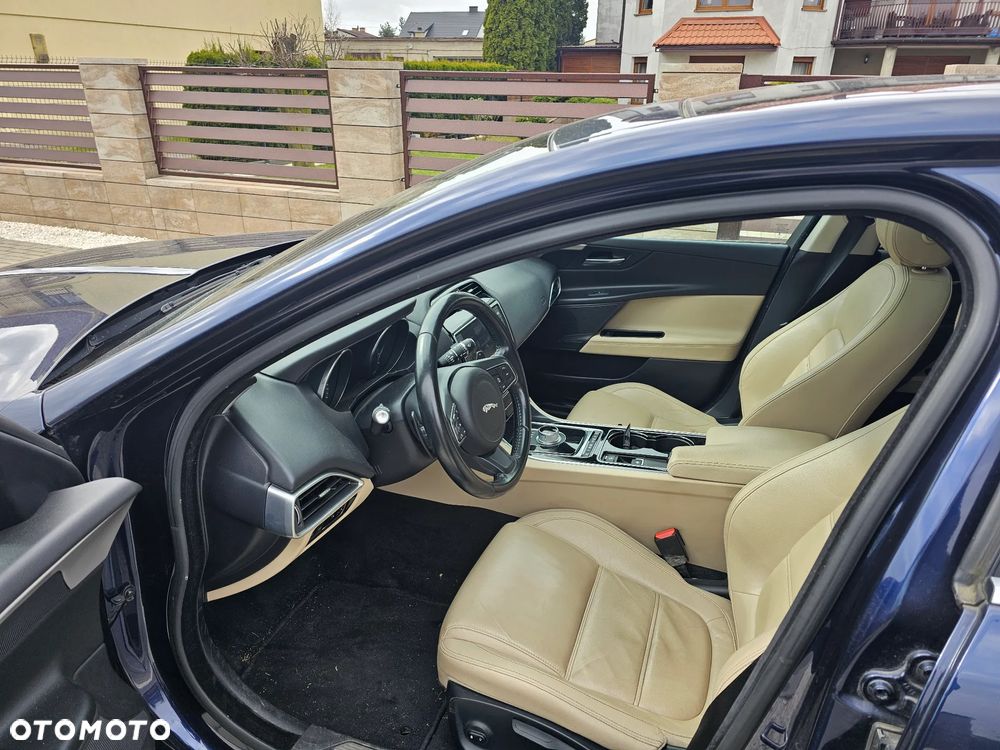 Jaguar XE 20d Prestige - 11